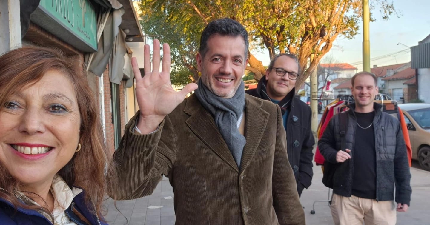 Martín saludando durante una recorrida por el barrio