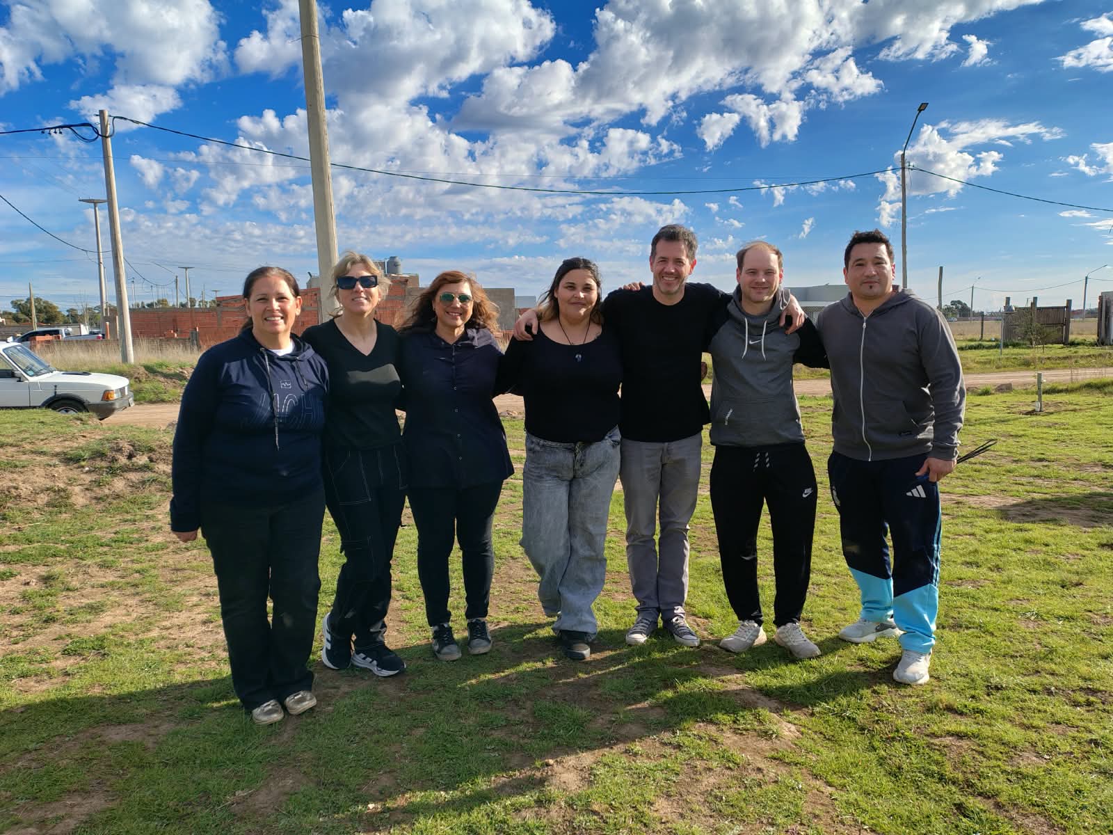 Martín junto a un grupo de vecinos al aire libre