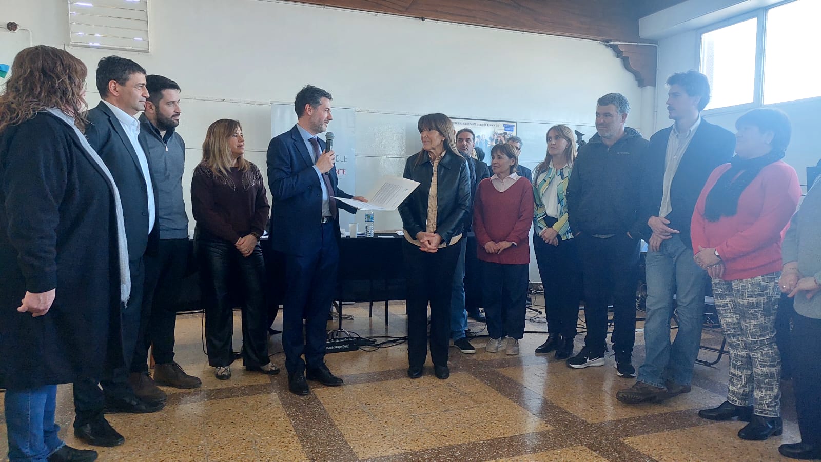 Martín compartiendo un encuentro con vecinos