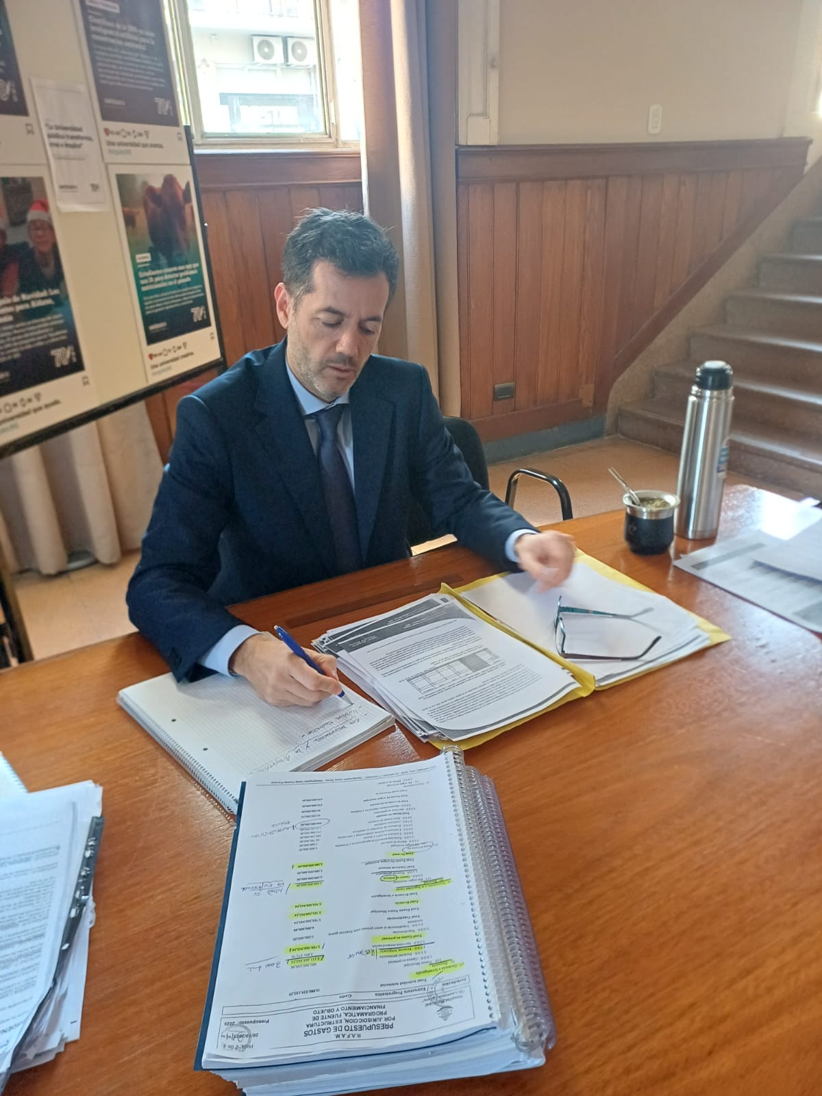 Martín trabajando con documentos y propuestas