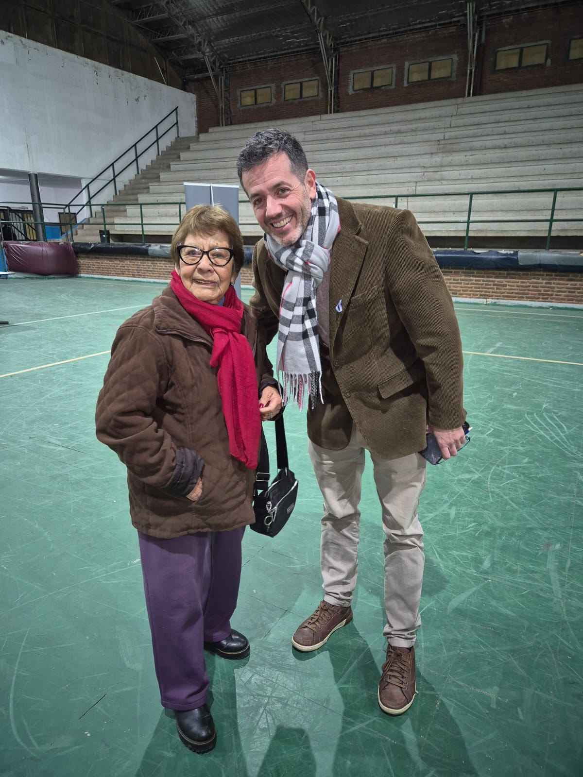 Martín junto a una vecina en una actividad comunitaria